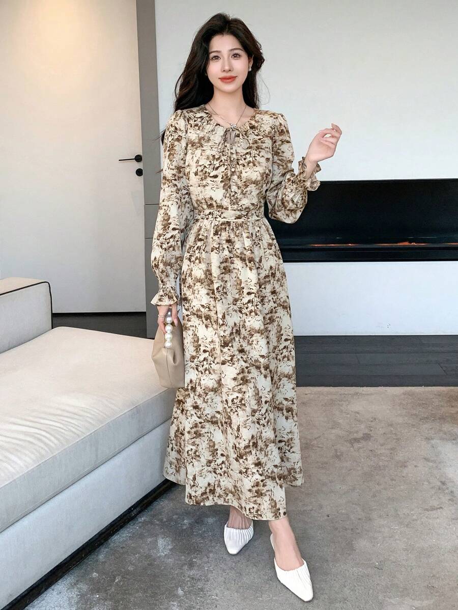 DAZY 女式全身印花打结腰部连衣裙，荷叶边 - 米色 - 查看 1