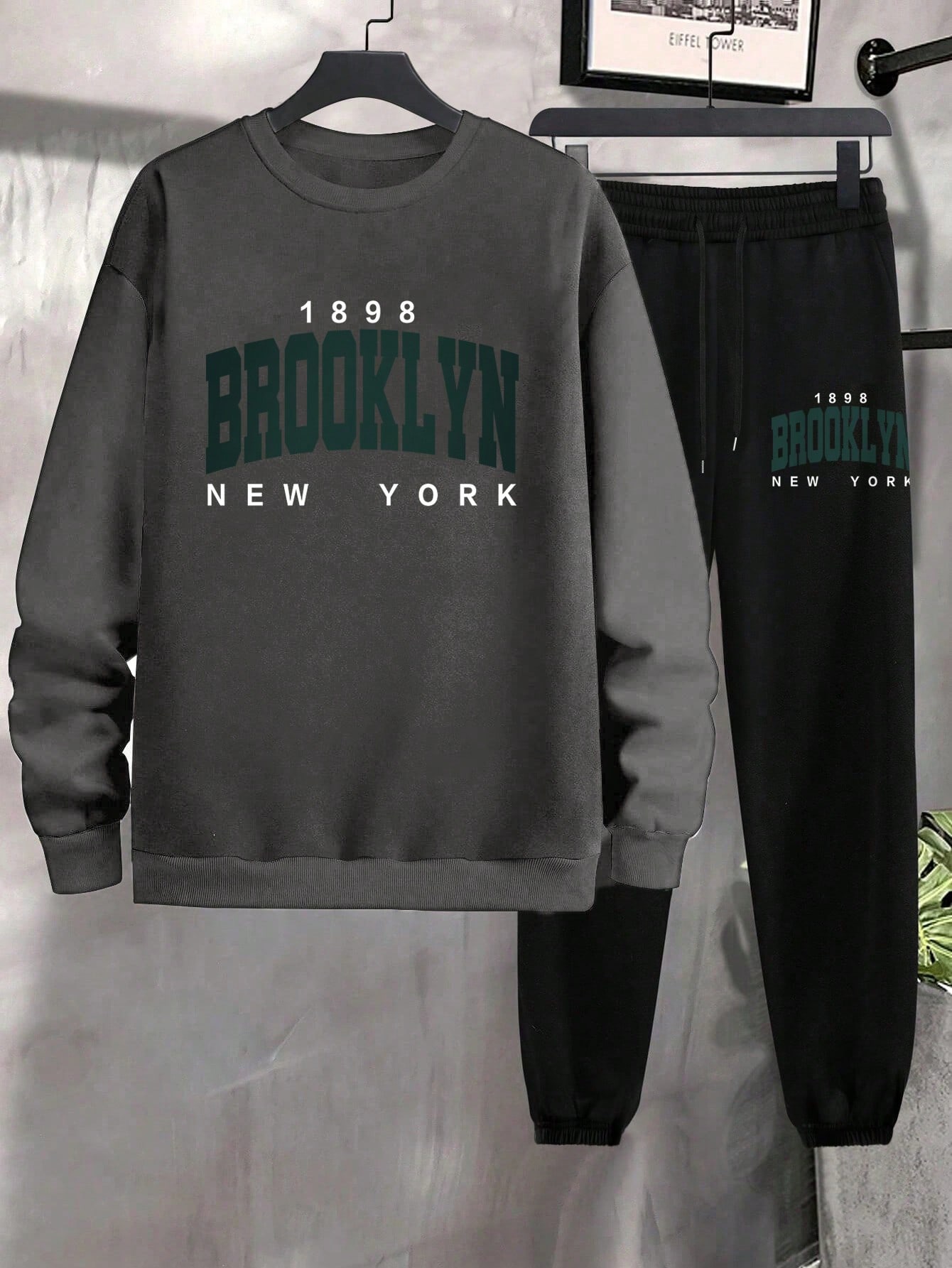 بلوزة رياضية مطبوع عليها رسم حرفي وبنطلون رياضي بخ...