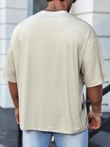 SHEIN Manfinity Homme 男式寬鬆加大號山水印花t恤,帶有文字印花 - 卡其色 - 查看 2