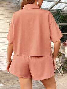 SHEIN MOOSTA 大尺碼女款純色紋理落肩襯衫與短褲套裝 - 珊瑚橙 - 查看 2