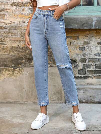 Jeans maman déchirés, effilochés, boutonnés, avec poches, déchirés et fermeture éclair. Coupe naturelle, effilée/carotte recoupée, lavage clair. Coupe régulière. Jeans maman en coton pour femmes, pour le printemps/automne, port casual quotidien