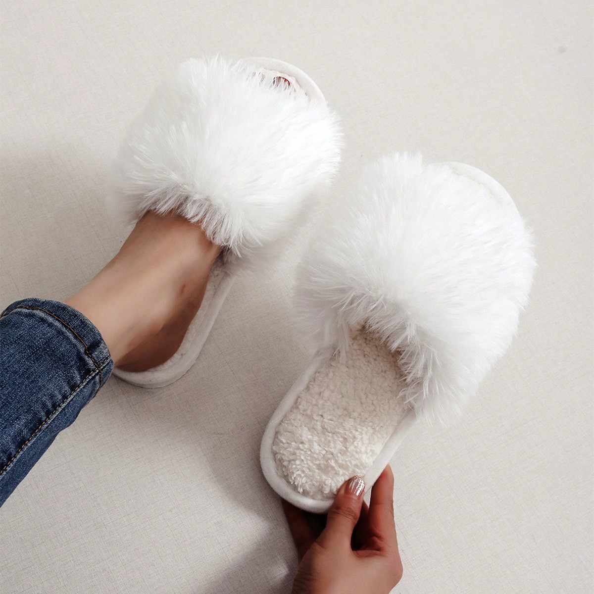 Pantuflas de casa elegantes y esponjosas para damas en temporada de otoño/invierno, pantuflas de piso silenciosas para interiores, pantuflas mullidas