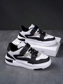 男孩簡潔時尚的黑白色運動鞋,適用於兒童 - 黑與白 - 查看 1