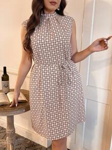 SHEIN Clasi 大尺碼女款全印花腰部連身裙 - 杏色 - 查看 3