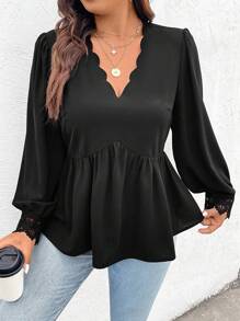 SHEIN Frenchy قميص بحجم زائد بشرائح صدف صلبة و تزيين دمية بلون واحد - الأسود - مشاهدة 1