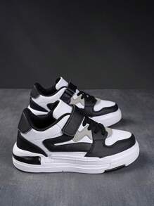 男孩簡潔時尚的黑白色運動鞋,適用於兒童 - 黑與白 - 查看 2