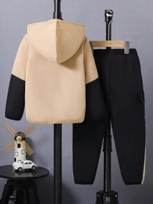 SHEIN Conjunto de dos piezas con pantalón tipo jogger y sudadera con capucha de bloques de color para niños pequeños - Caqui - Ver 2