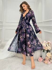 Conjunto de pijama con bata de malla con estampado de flores y vestido camisero con abertura alta