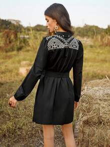 SHEIN VCAY 幾何刺繡長袖連衣裙 - 黑色 - 查看 3