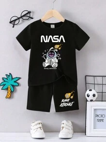 SHEIN 2 件套年轻男孩卡通字母印花短袖 T 恤和中长裤 - 黑色 - 查看 1