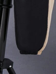 SHEIN Conjunto de dos piezas con pantalón tipo jogger y sudadera con capucha de bloques de color para niños pequeños - Caqui - Ver 6