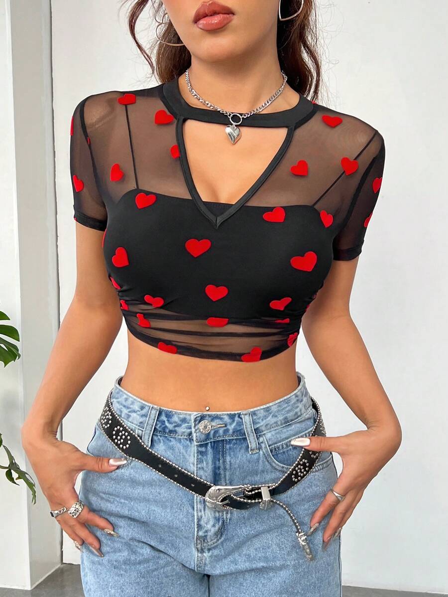 SHEIN EZwear Lễ tình nhân Đỏ  Tim Mô hình Lưới Áo thun Với Choker Đường viền cổ áo , Eo Xếp Chi tiết & Thon gọn - màu đen - Xem 1