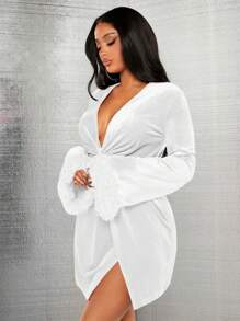 SHEIN SXY Vestuário Para Encontro Do Dia Dos Namorados De Festa Vestido De Veludo Branco Sexy Com Mangas De Penas Levemente Abertas