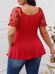 SHEIN Unity Top Con Lazo En La Parte Delantera Y Manga Raglán Con Dobladillo Fruncido Y Aplicación De Malla Love Heart De Talla Grande - Rojo - Ver 2