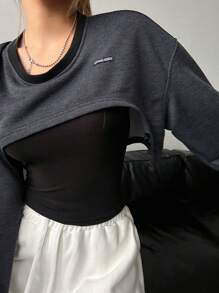 DAZY 超短版寬鬆圓領長袖女式毛邊下擺字母刺繡上衣 - 深灰色 - 查看 5
