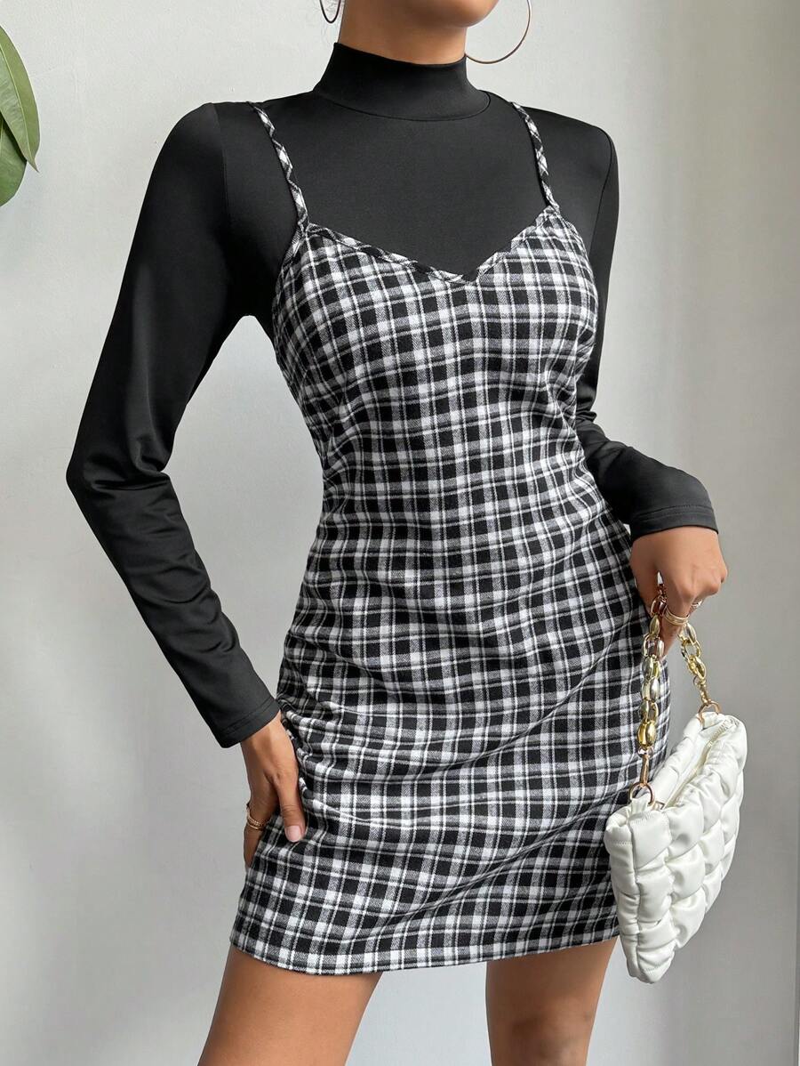 SHEIN Essnce 立領長袖t卹+格紋吊帶洋裝兩件套 - 黑與白 - 查看 1