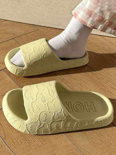 新款卡通印花小熊图案绿色EVA防滑防臭轻便加厚拖鞋，适合女性四季居家穿着，春夏百搭。
