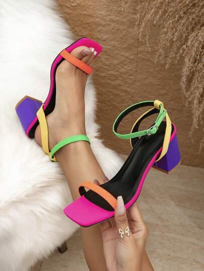 春夏新款女士撞色搭扣绑带时尚优雅粗跟方头凉鞋，适合通勤、派对、正式场合穿着