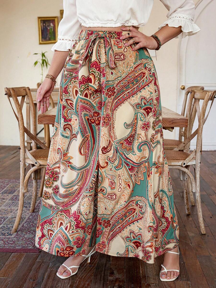 SHEIN Holidaya Große Größen-hose Mit Weitem Bein Und Gürtel Im Paisley Muster