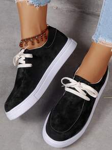 2023 年新款真皮女士休闲平底鞋，轻便一脚蹬设计，大码，带绑带和低鞋面，适合户外穿着 - 黑色 - 查看 3