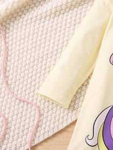 SHEIN 小女孩獨角獸印花長款上衣和字母印花打底褲套裝 - 黃色 - 查看 3