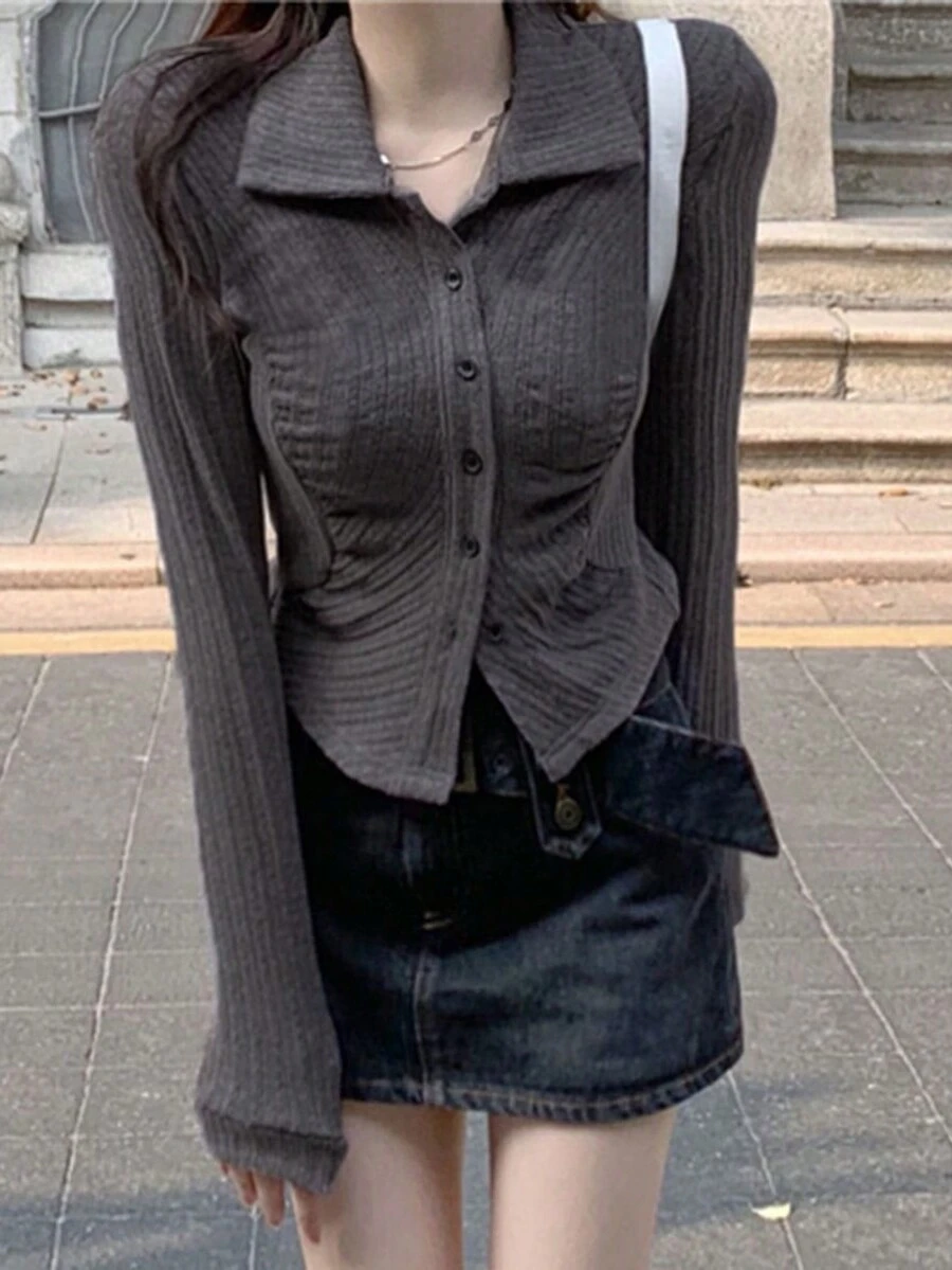 เสื้อยืด สีพื้น กระดุมหน้า จับย่น - สีเทาเข้ม - ดู 1
