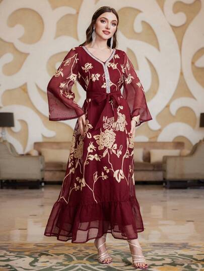 Layrah 勃艮第红色花朵刺绣和闪光拼布喇叭袖长袍连衣裙，优雅奢华的晚会风格