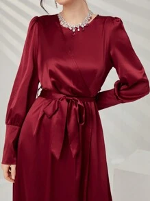 Modelyn Vestido color rojo burdeos sólido con frente cruzado y cinturón anudable - Burdeos - Ver 3