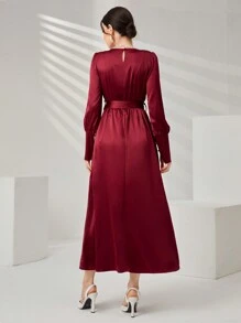 Modelyn Vestido color rojo burdeos sólido con frente cruzado y cinturón anudable - Burdeos - Ver 2