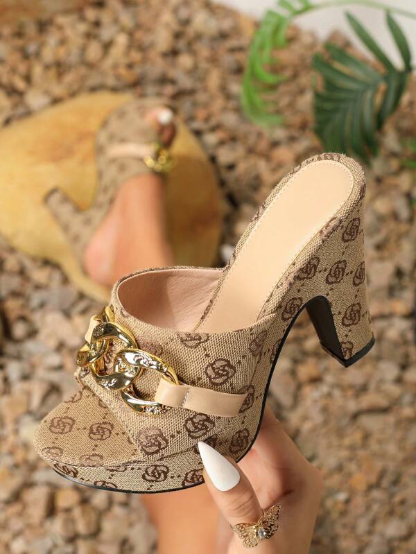 New Arrival Spring/Summer Vintage Floral Fabric Sandals With Comfortable Non-Slip Metal Buckle, Round Toe, High Heels And Thick Sole For Beach, Vacation, Leisure