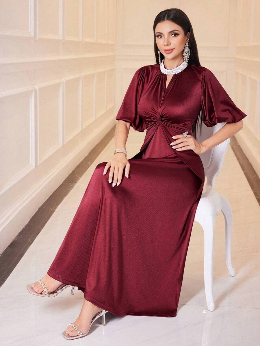 Modelyn Váy suông hở cổ khoét lỗ màu đỏ tía dành cho nữ có chi tiết xoắn - Màu Đỏ Sâu - Xem 1