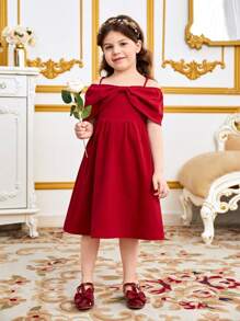 SHEIN Rochie cu lungime midi, cu umăr dezactivat, cu decor cu fundul cami, o fetiță tânără