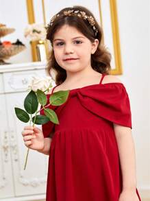 SHEIN Rochie cu lungime midi, cu umăr dezactivat, cu decor cu fundul cami, o fetiță tânără