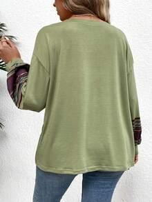 SHEIN LUNE 加大条纹印花落肩 V 领 T 恤图案 T 恤女式上衣 - 綠色 - 查看 2