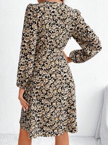 SHEIN Frenchy 花卉印花 V 领裹身迷你连衣裙，配有腰带和侧纽扣装饰 - 黑色 - 查看 2