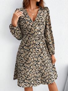 SHEIN Frenchy 花卉印花 V 领裹身迷你连衣裙，配有腰带和侧纽扣装饰 - 黑色 - 查看 5