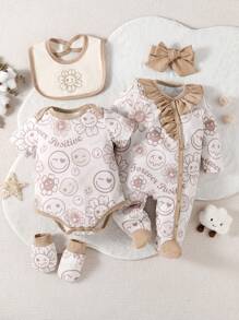 Conjunto de ropa de hogar para bebé niña con impresión de dibujos animados lindos consta de 5 piezas, incluyendo enterizo con pies manga larga, mameluco manga corta, guantes, babero y lazo para el cabello