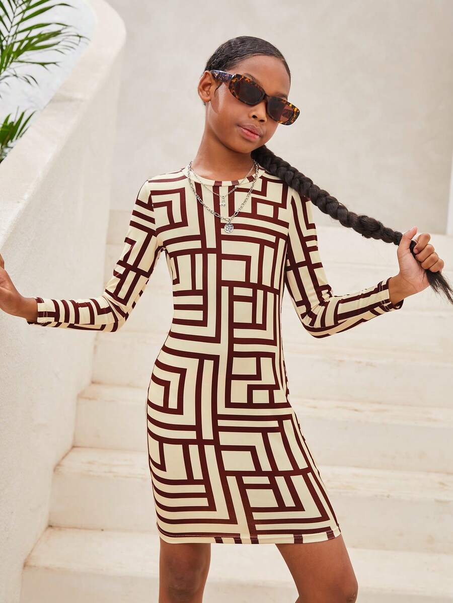 SHEIN 中小學女生時尚優雅的針織長袖連衣裙,幾何圖案和圓領設計 - 杏色 - 查看 1