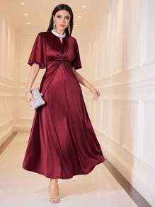 Modelyn Váy suông hở cổ khoét lỗ màu đỏ tía dành cho nữ có chi tiết xoắn - Màu Đỏ Sâu - Xem 2