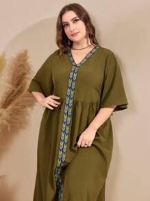 Al Najma Robe Grande Taille À Manches Cloche À Col V Et Motif Géométrique - Militaire verte - Voir 5