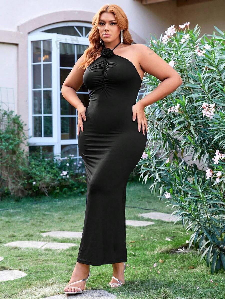 SHEIN SXY Vestido de cola de pez negro con escote halter recogido en el pecho y espalda descubierta con rosa 3D para mujer de talla grande, atuendo de fiesta de cumpleaños, primavera, graduación, San Valentín, cita, despedida de soltera, cóctel, cumpleaños, sexy, club, Día de San Valentín, vestido de gala para adultos - Negro - Ver 1