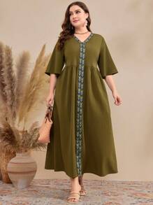 Al Najma Robe Grande Taille À Manches Cloche À Col V Et Motif Géométrique - Militaire verte - Voir 3