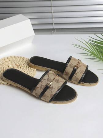Nuevas sandalias planas para mujer de uso exterior, Sandalias negras de mujer con hebilla metálica, cadena y decoración de flores, Sandalias de mujer con suela gruesa y punta redonda de ocio, Sandalias y pantuflas de mujer de bloques de color para el Día de San Valentín