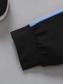 SHEIN 2入組年輕男孩彩色拼接字母印花T卹和短褲，休閒運動春夏套裝