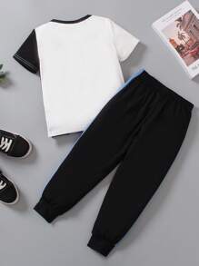 SHEIN 2入組年輕男孩彩色拼接字母印花T卹和短褲，休閒運動春夏套裝