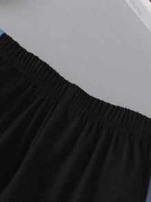 SHEIN 2入組年輕男孩彩色拼接字母印花T卹和短褲，休閒運動春夏套裝