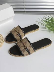 Nuevas sandalias planas para mujer de uso exterior, Sandalias negras de mujer con hebilla metálica, cadena y decoración de flores, Sandalias de mujer con suela gruesa y punta redonda de ocio, Sandalias y pantuflas de mujer de bloques de color para el Día de San Valentín