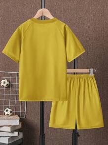 SHEIN Tween 男孩字母印花拼布插肩短袖 T 恤和短褲套裝 - 黃色 - 查看 2