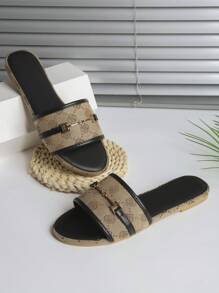 Nuevas sandalias planas para mujer de uso exterior, Sandalias negras de mujer con hebilla metálica, cadena y decoración de flores, Sandalias de mujer con suela gruesa y punta redonda de ocio, Sandalias y pantuflas de mujer de bloques de color para el Día de San Valentín