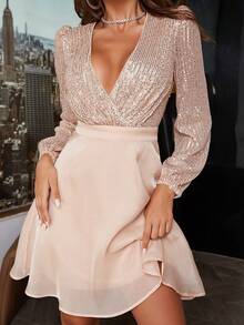 Robe de cocktail élégante avec encolure cache-cœur, manches longues et sequins contrastés. Robe semi-formelle idéale pour les invités aux mariages, les fêtes d'anniversaire, de remise des diplômes, de dîner et de bal des finissants - Champagne - Voir 4